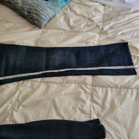 7 FOR ALL MANKIND // A pocket distressed mid-rise boot-cut stretch denim jeans - Picture 11 of 12